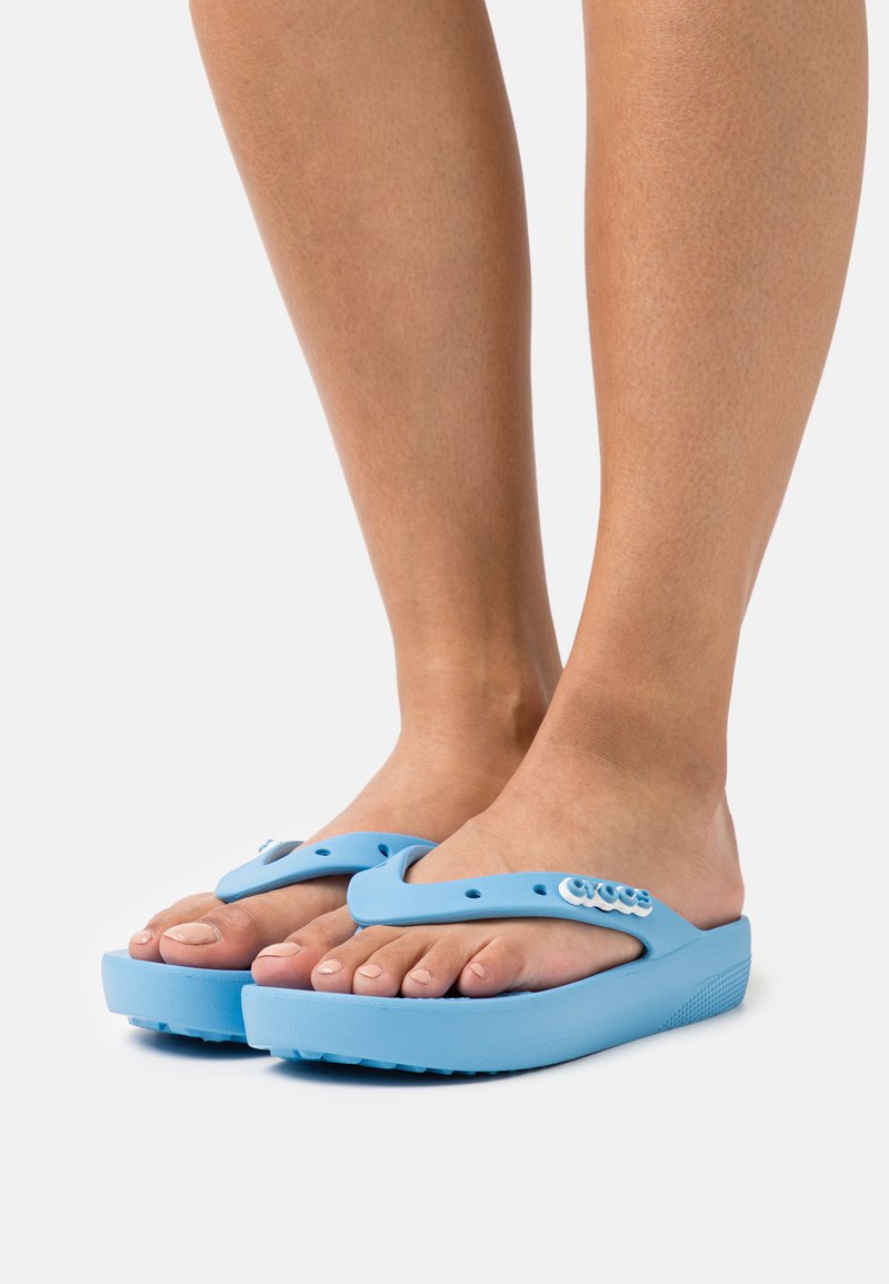 Crocs CLASSIC PLATFORM FLIP - Sapatos para piscina - oxygen