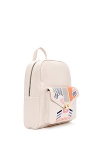 Sac à dos en simili cuir beige avec un rabat avant orné de motifs géométriques multicolores et d'un fermoir doré. Poche zippée sur le côté incluse.
