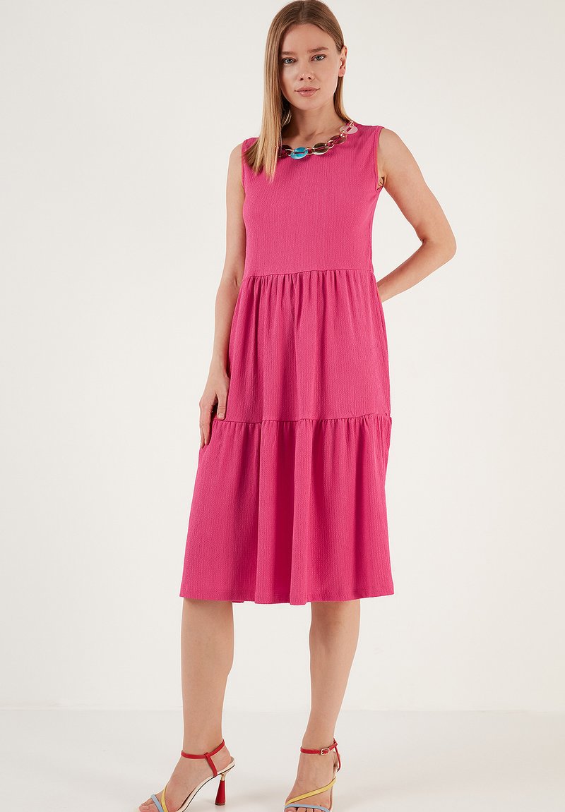 LELA REGULAR FIT - Strickkleid - fuchsia