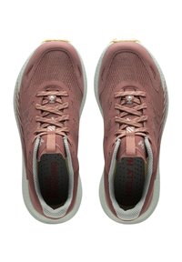 Zapatillas de running rosa claro con una parte superior de malla transpirable, acentos grises y una suela blanca texturizada. Presenta cordones y una lengüeta para facilitar su uso.
