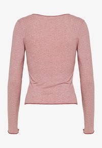 Rød- og hvidstribet langærmet top, lavet af blødt stof, med en rund halsudskæring og tætsiddende design med subtile ribbede teksturer.