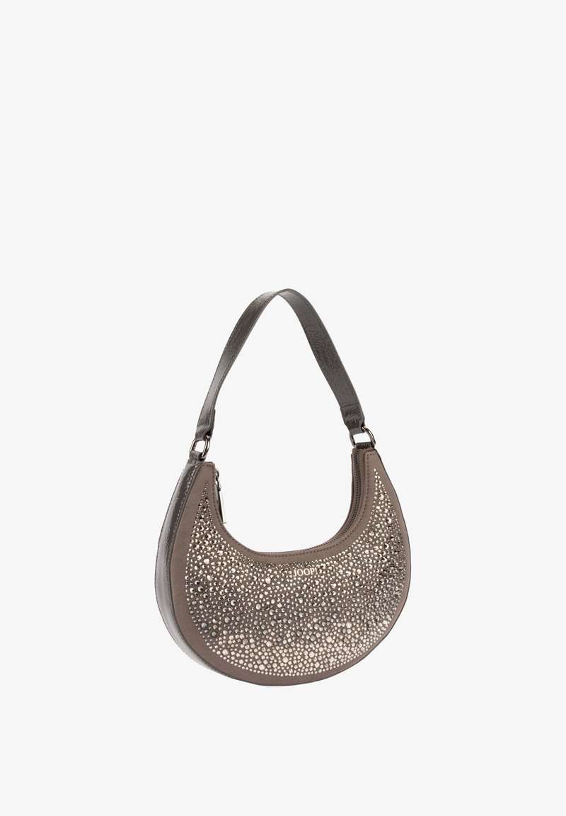 Bolso pequeño en forma de media luna con una sola correa, color topo, adornado con tachuelas plateadas densas y cierre con cremallera en la parte superior.