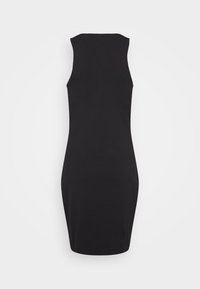 Czarna, bezrękawnikowa sukienka z rozciągliwej tkaniny, dopasowany fason, zaokrąglony dekolt, gładka faktura, bez widocznych wzorów ani elementów metalowych.