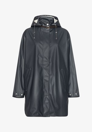 Impermeable negro con capucha, con bolsillos frontales, puños con botones de presión y una correa con hebilla en el cuello.