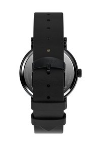 Sat s crnim kožnim remenom, okruglim kućištem od nehrđajućeg čelika i crnim brojčanikom. Uključuje zaštitno staklo i podesivu kopču.