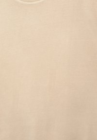 Béžové bavlněné tričko s kulatým výstřihem, hladkou texturou a jednoduchým designem, bez vzorů nebo dalších akcentů.
