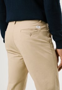 Pepe Jeans Chino hlače - stone beige