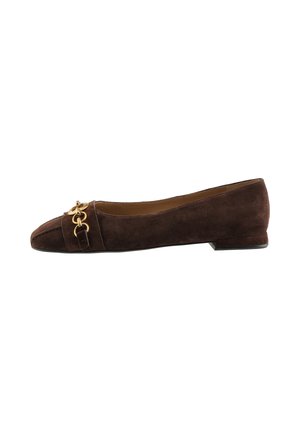 Mørkebrun ruskind flad sko med spids tå og guldkæde detalje foran, lav hæl og slip-on stil.