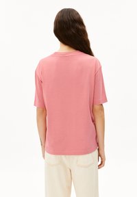 Roze katoenen t-shirt met korte mouwen en een losse pasvorm. Heeft een ronde halslijn en een zachte textuur, getoond vanuit de achterkant.