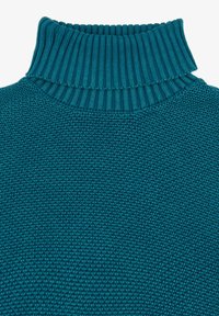 Maglione turchese lavorato a maglia con colletto alto a costine e un motivo a punto testurizzato. Il materiale appare morbido e spesso.