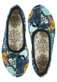 Blaue Stoff-Ballerinas mit einem tropischen und verspielten Muster, das Schädel, Schnurrbärte und Palme enthält. Weiche Fütterung, elastische Kanten.
