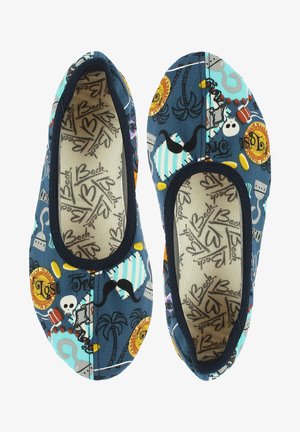 Blaue Stoff-Ballerinas mit einem tropischen und verspielten Muster, das Schädel, Schnurrbärte und Palme enthält. Weiche Fütterung, elastische Kanten.