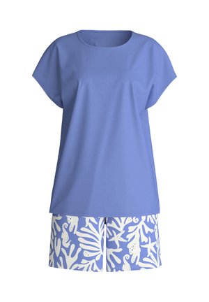 Maglietta a maniche corte azzurro chiaro con scollo rotondo abbinata a pantaloncini coordinati con motivi bianchi e blu di vita marina.