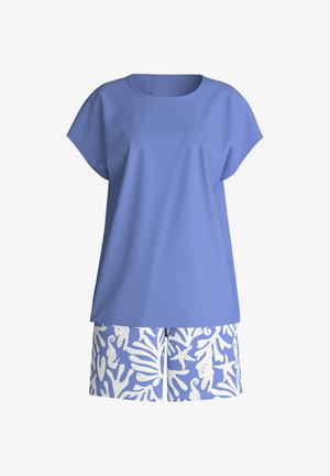 Maglietta a maniche corte azzurro chiaro con scollo rotondo abbinata a pantaloncini coordinati con motivi bianchi e blu di vita marina.