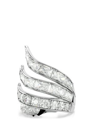 Anello curvo in argento con tre fasce sovrapposte impreziosite da pietre preziose chiare e scintillanti, quadrate e rotonde, su sfondo bianco.