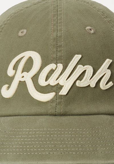 Casquette de baseball vert olive avec un texte brodé en relief couleur crème "Ralph." Tissu texturé avec des détails de couture sur la visière.