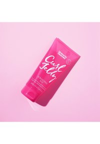 Roze tube met krulgel, voorzien van witte tekst en een hartlogo. Bevat 200 ml. Gladde textuur met een glanzende afwerking, schuine aanzicht.