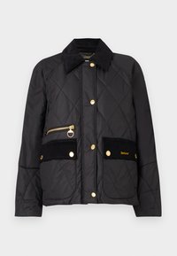 Zwarte gewatteerde jas met een corduroy kraag, gouden hardware, een ritszak en knoopflapzakken met het Barbour-logo.