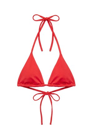 Czerwony trójkątny top od bikini z cienkimi ramiączkami wiązanymi na kokardki na szyi i plecach na białym tle.