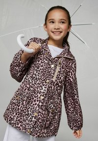Regenjacke mit Leopardenmuster in Rosa und Schwarz, ausgestattet mit einem Reißverschluss und einem Druckknopfverschluss, zwei Vordertaschen und einer taillierten Passform.