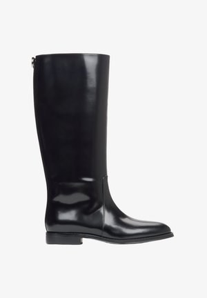 Zwarte laarzen tot aan de knie, gemaakt van glanzend leer, met een glad oppervlak, een ronde neus en een lage hak. Een naad loopt langs de zijkant.