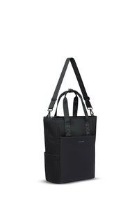 Sac fourre-tout rectangulaire noir avec poche avant, deux poignées courtes, bandoulière longue ajustable et poches latérales, debout à la verticale.