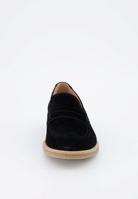 Mocassini in suede neri con punta tonda, cuciture a contrasto e suola in gomma chiara, caratterizzati da una texture liscia e design facile da indossare.