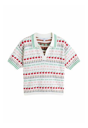 Trumpomis rankovėmis balta megzta polo marškinėliai su žalia apdaila, išdėstyti raudonų obuolių, sodinimo kastuvėlių, lankų ir mažų gėlių horizonto eilėmis.