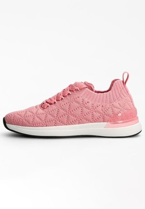 Baskets en maille rose clair avec motif texturé, semelle blanche, laçage à l'avant, col type chaussette et languette au talon sur fond blanc.