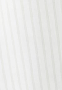 Tissu blanc avec des fines rayures verticales dans une teinte légèrement plus claire, créant un motif texturé.