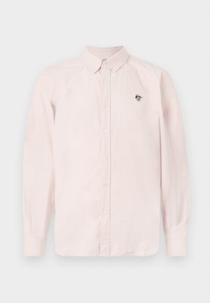 Helles rosa Button-Up-Hemd mit langen Ärmeln, einem Kragen und einem schwarzen Logodetail auf der Brust. Aus leichtem Stoff gefertigt.