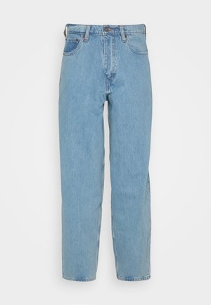 Lichtblauwe denim jeans met een recht gesneden pijp, vijf zakken, riemlussen en een messing knoopsluiting. Glad textuur met minimale vervaging.