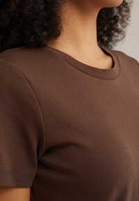 WE Fashion Paprasti marškinėliai - dark brown