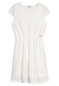 Vit klänning med korta ärmar, texturerat randmönster, rund halsringning och resår i midjan. Har en liten logotypetikett på sidan.
