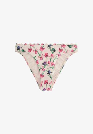 Chiloți de baie roz pal cu un model floral de flori roz și mov și tulpini verzi pe un fundal alb.