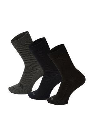 Trzy pary prążkowanych skarpet za kostkę w kolorach szarym, granatowym i czarnym, każda ustawiona pionowo z palcami skierowanymi do przodu na białym tle.