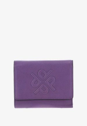 Portefeuille en cuir violet avec motif géométrique cousu sur le rabat avant, de forme rectangulaire, avec des coutures apparentes.