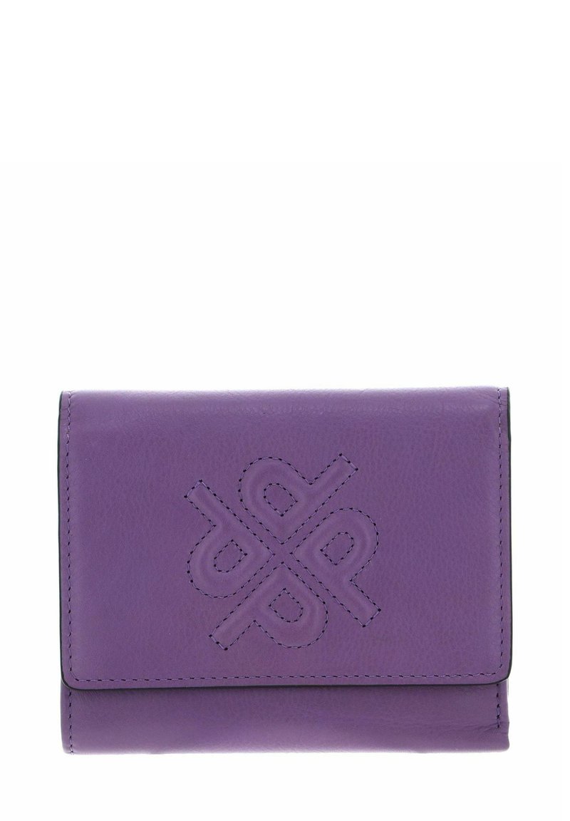 Portefeuille en cuir violet avec motif géométrique cousu sur le rabat avant, de forme rectangulaire, avec des coutures apparentes.