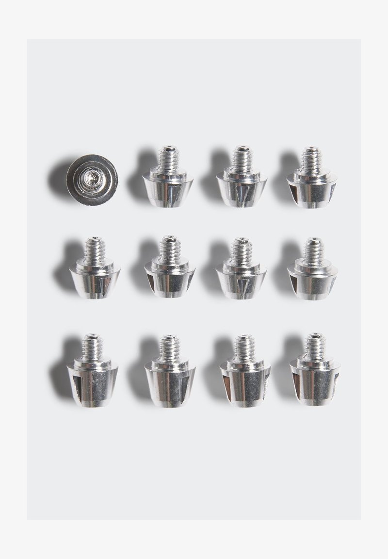 Tornillos de metal con un acabado plateado brillante, con cabezas cilíndricas y ejes roscados, dispuestos en filas. Se ven un total de doce piezas.