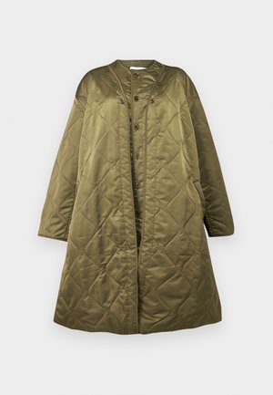 Ilgas alyvuogių žalios spalvos aptraukta paltas su apvalia kaklo linija, priekiu užsegamas snapais ir kvadrato siluetu. Lygus, blizgus paviršius su deimantų raštu.