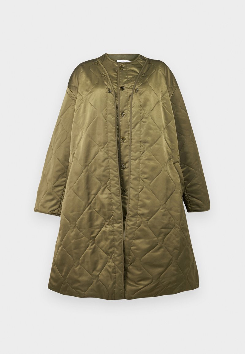 Langer olivgrüner gesteppter Mantel mit rundem Ausschnitt, vorderen Druckknöpfen und kastiger Silhouette. Glatte, glänzende Textur mit Rautenmuster.