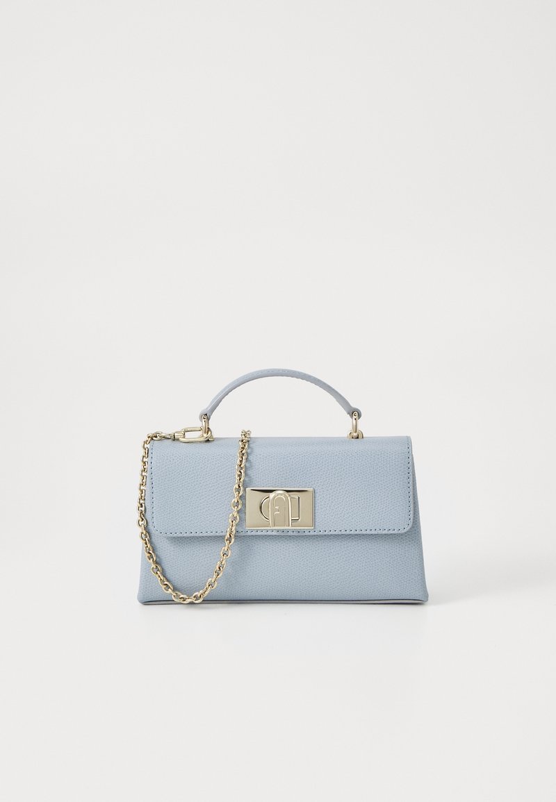 Petit sac à main bleu clair avec une poignée supérieure, une bandoulière chaîne dorée et un fermoir rectangulaire doré sur le rabat avant.