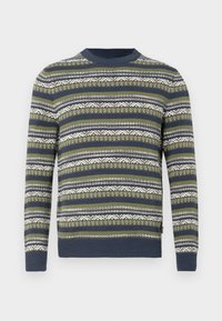 Suéter de malha em verde, azul-marinho e branco, com padrões listrados horizontais e designs geométricos. Gola redonda e punhos canelados.