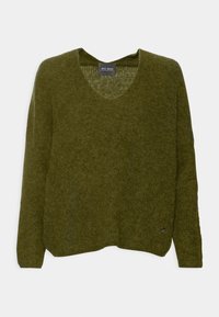 Zielony sweter z mieszanki wełny, z dekoltem w kształcie V, długimi rękawami i luźnym krojem. Posiada małe logo w dolnym lewym rogu. Miękka, fakturowana powierzchnia.