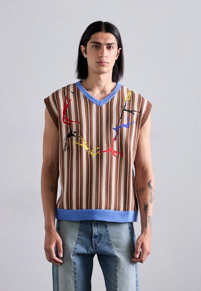 Gebreid bruin gestreept vest met een blauwe V-hals en zoom. Gekenmerkt door kleurrijke geborduurde figuren in rood, geel, zwart en blauw. Casual pasvorm.