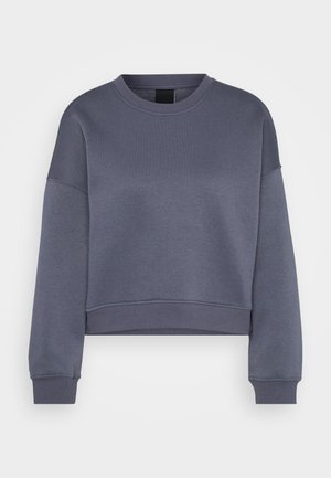 Sudadera corta de cuello redondo de manga larga en gris oscuro, con puños y dobladillo acanalados, exhibida sobre un fondo blanco.