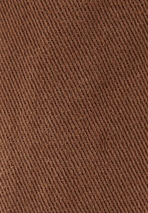 Bruine gestructureerde stof met een diagonale weefpatroon, met een zachte, licht fuzzy oppervlakte. De kleur is een warme, aardse bruintint.