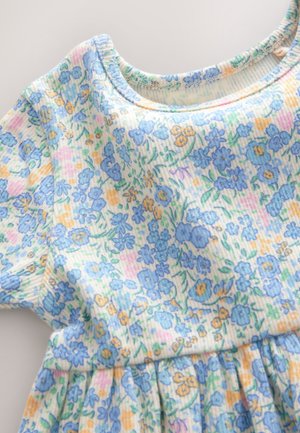 Vestido floral con textura acanalada, mangas cortas y cuello redondo. Flores azules, amarillas y rosas sobre un fondo claro.