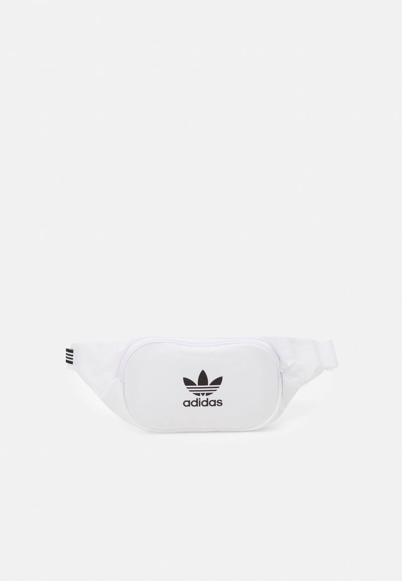 Valkoinen vyölaukku, jossa on sileä pinta, etutasku vetoketjulla, musta Adidas-logo ja kolme mustaa raitaa hihnassa.