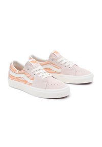 Adidași din suede roz deschis cu accente albe și un model cu valuri portocalii pe laterale. Prezintă un design clasic cu șireturi și o talpă din cauciuc texturat.